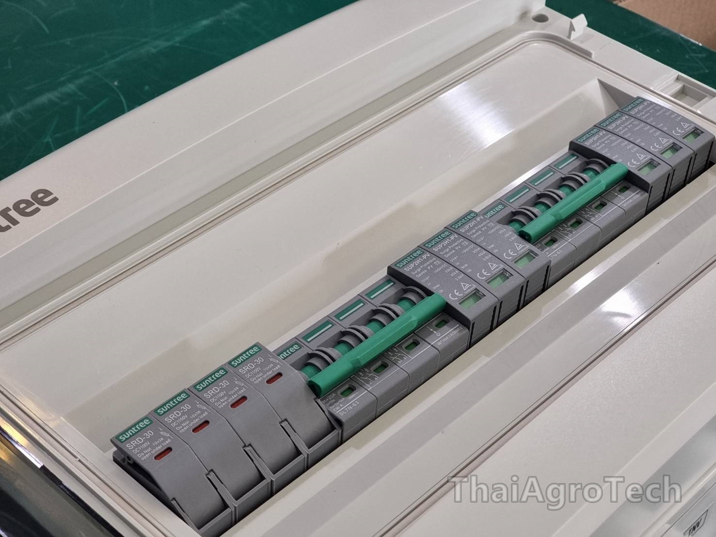 ตู้คอมบายเนอร์ดีซีแบบ 2สตริง 1000โวลท์ DC Combiner Box 2String 1000Vdc for Solar cell system 10-20Kw สำหรับระบบโซล่าเซลล์โดยเฉพาะ รองรับระบบโซล่าเซลล์แบบออนกริดและออฟกริด