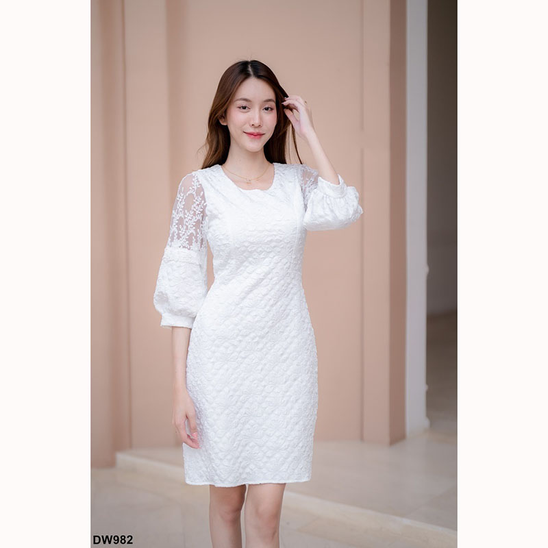 kudapy เดรสสั้นสีชมพู/สีขาว/สีแดง ผ้าทอลายนูนดอกไม้แขนตาข่าย