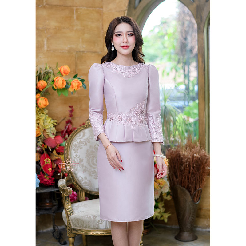 kudapy เดรสสั้นสีชมพูอ่อน/สีฟ้าอมเขียว ผ้าไหมแขนยาว แต่งดีเทลสวยหรูหรา ช่วงปลายแขนและช่วงคอเย็บแต่งลุกไม้ ช่วงเอวแต่งด้วยลูกไม้และดอกกุหลาบ สวยหวาน