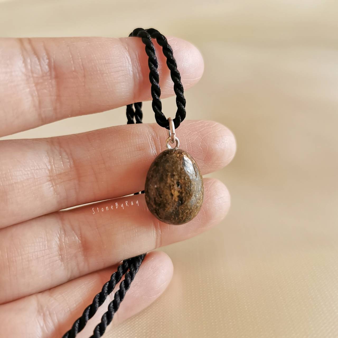 สร้อยคอเชือกจี้หินบรอนไซต์ Bronzite