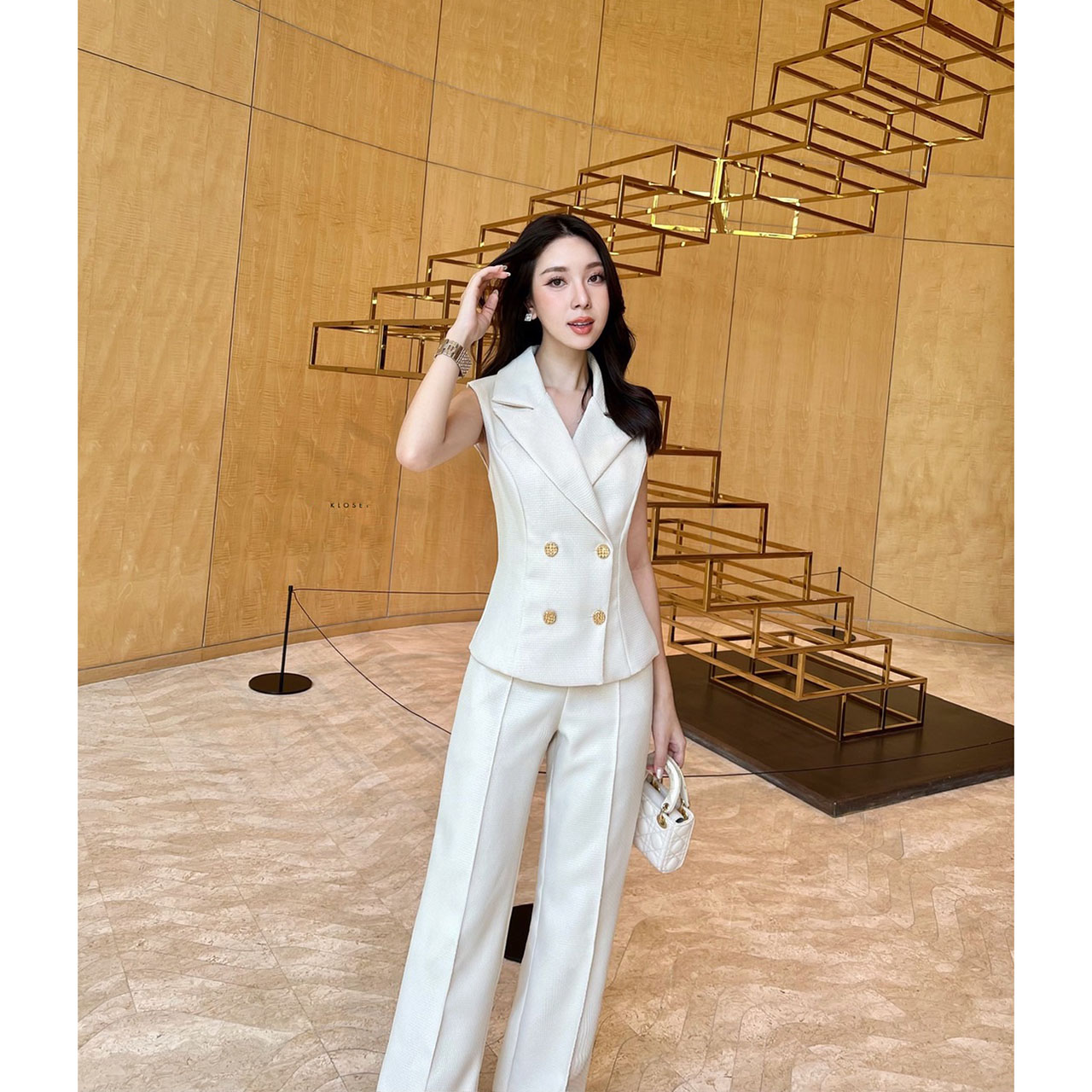 kudapy เซ็ทเสื้อแขนกุดเข้ารูปมาพร้อมกับกางเกงขายาว ตัวเสื้อแต่งกระดุมจริงสีทอง กางเกงใช้ผ้าเดียวกับเสื้อ ซิปตะขอหน้า กระเป๋าจริง