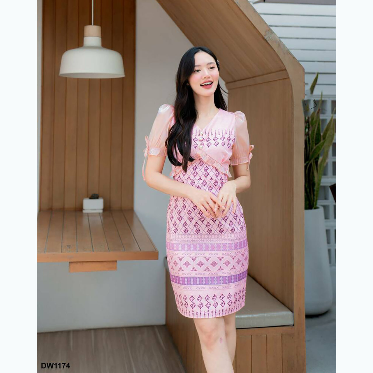 kudapy เดรสสั้นสีขาว/สีชมพู/สีฟ้า ลายไทยแต่งแขนผูกโบว์