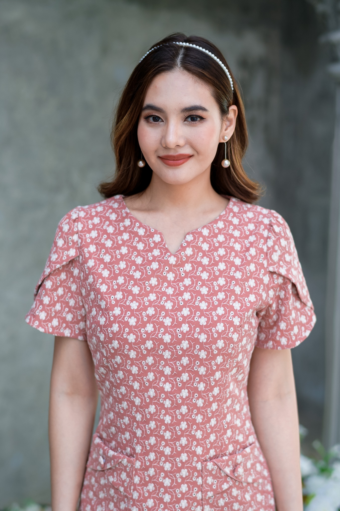 kudapy เดรสสั้นสีชมพูอมส้มปูน/สีเทา/ สีฟ้า มีกระเป๋า 2 ข้าง แต่งดีเทลที่แขน เนื้อผ้าจะค่อนข้างหนา