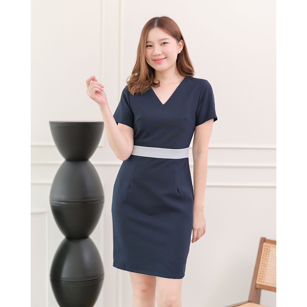 kudapy ฌดรสแขนสั้นคอวี ดีไซน์ทูโทนตัดต่อคาดเอว เข้ารูป ทรงสอบ เนื้อผ้าอยู่ทรง เก็บทรงหุ่นเป๊ะผอมเพรียว