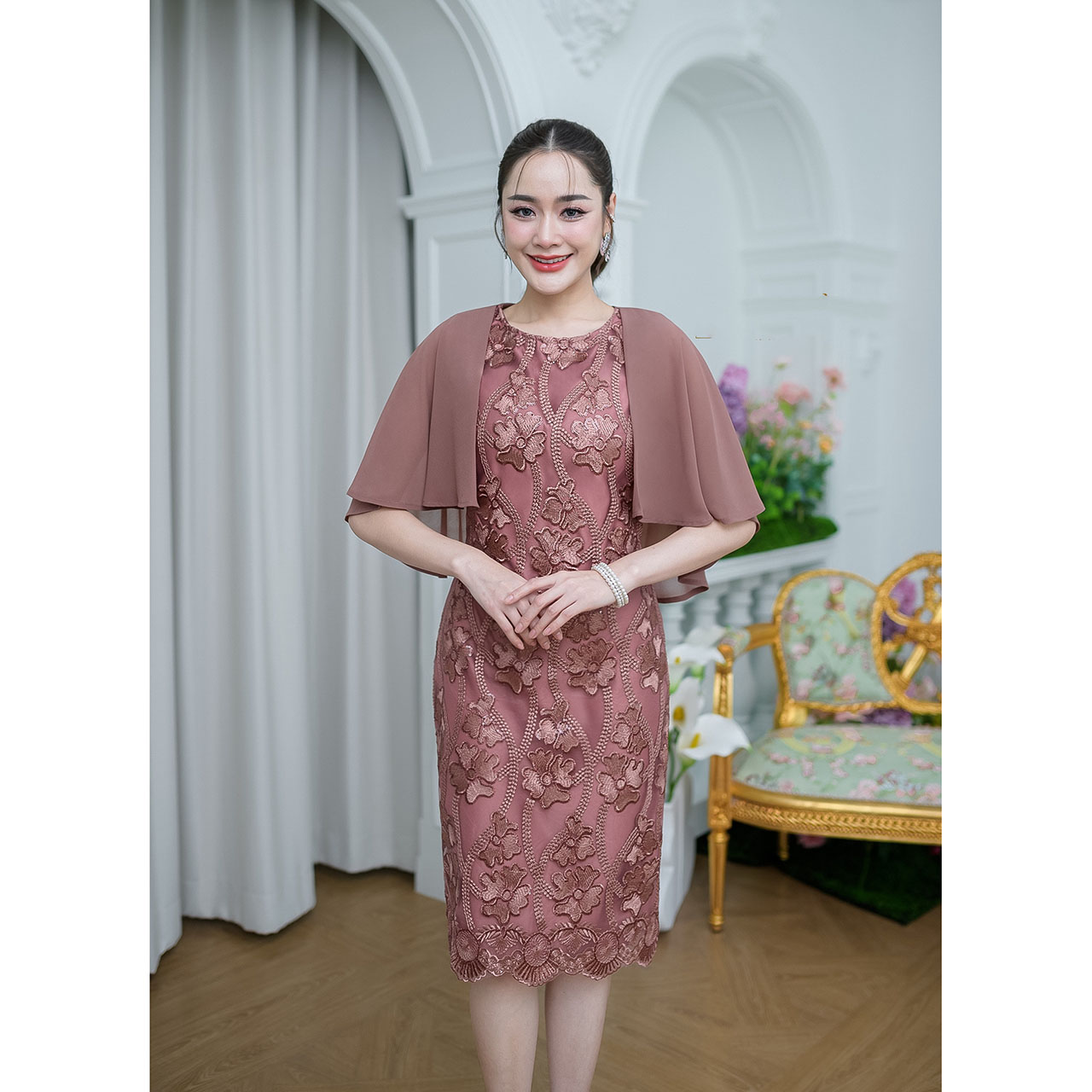 kudapy เดรสสั้น ผ้าลูกไม้ปักเงา ดีไซน์คลุมไหล่สวยหรู ตัวเนื้อผ้าลูกไม้รุ่นนี้ปักลายดอกไม้