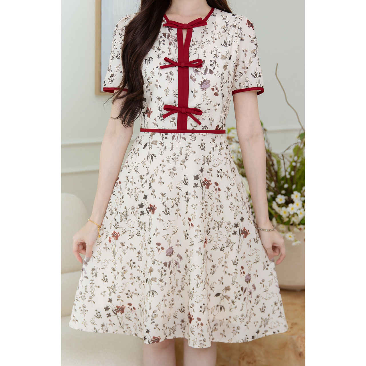 kudapy เดรสผ้าชีฟองพิมพ์ลายดอก ผ้าอัดกาว ดีเทลแต่งโบว์ช่วงอกตัดขอบสีแดง