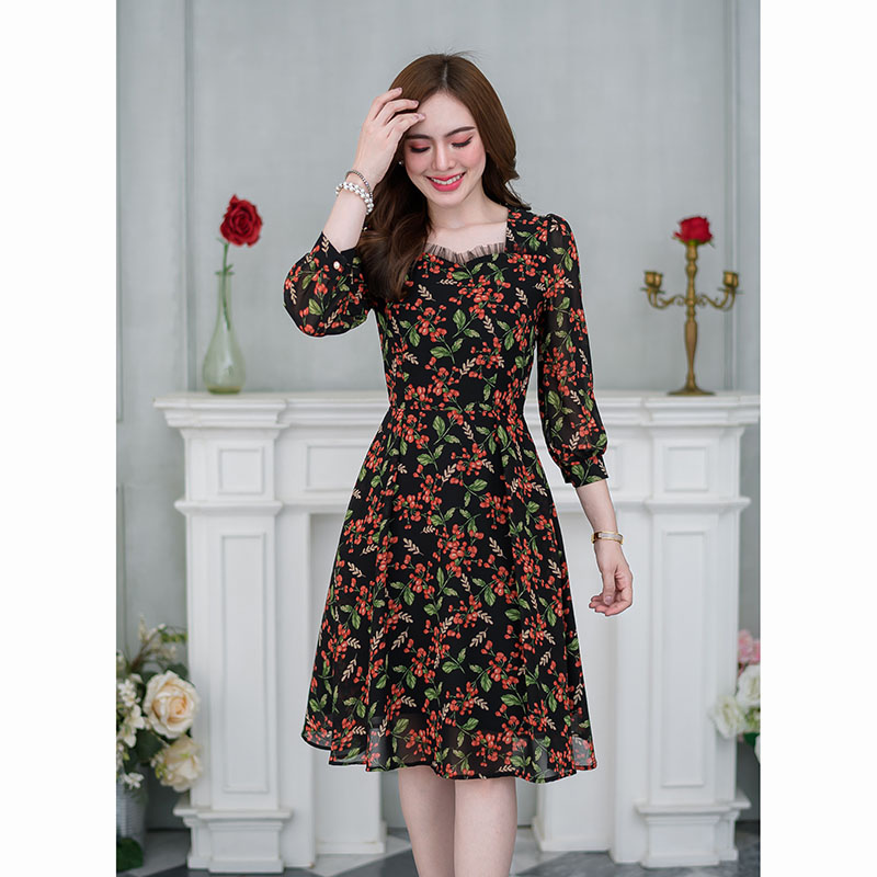 kudapy เดรสสั้นสีดำ/สีครีม ผ้าชีฟอง ลายสวยสดใส แพทเทิร์นสวยใส่สบาย มีดีเทลแต่งผ้าเนตช่วงคอ กระโปรงมีกระเป๋าด้านข้างสองข้าง สวยสดใส