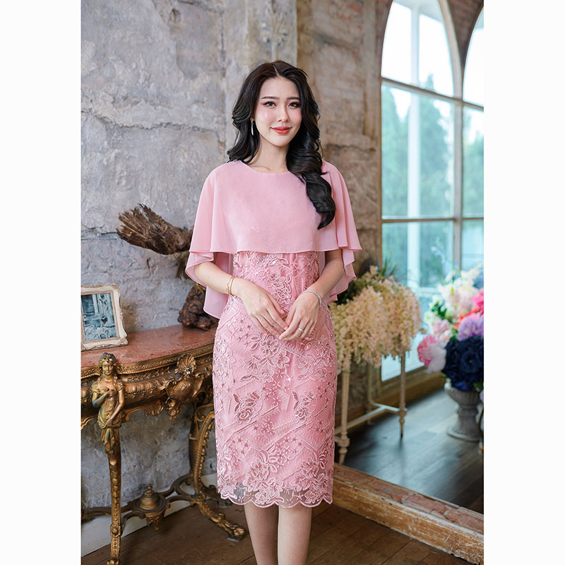 kudapy เดรสสั้นสีชมพู/สีฟ้า ผ้าลูกไม้ปักเลื่อมผ้าลายสวยลูกไม้ปักลายอย่างดี ดีไซน์ชุดเก๋มากๆ เป็นคลุมไหล่ด้านหลังยาวถึงเอว