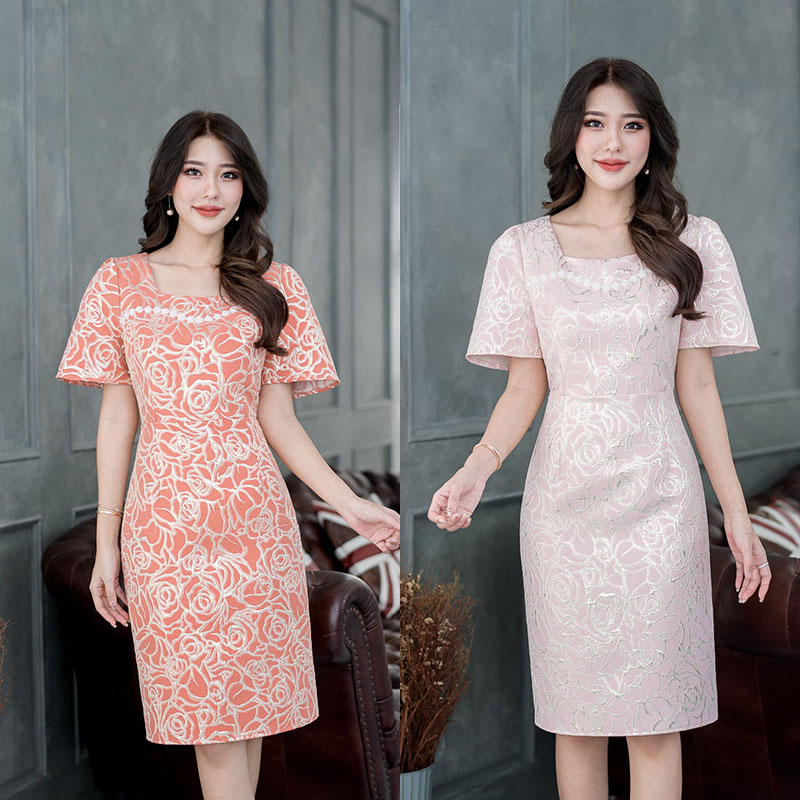 kudapy เดรสสั้นสีส้ม/สีชมพูอ่อน ผ้า jacquard ทอลายกุหลาบ โทนสีดอกไม้กุหลาบจะเป็นดิ้นทอง ดีไซน์ต่อเอว ตัวเดรสกระโปรงทรงตรง แขนสั้นบาน