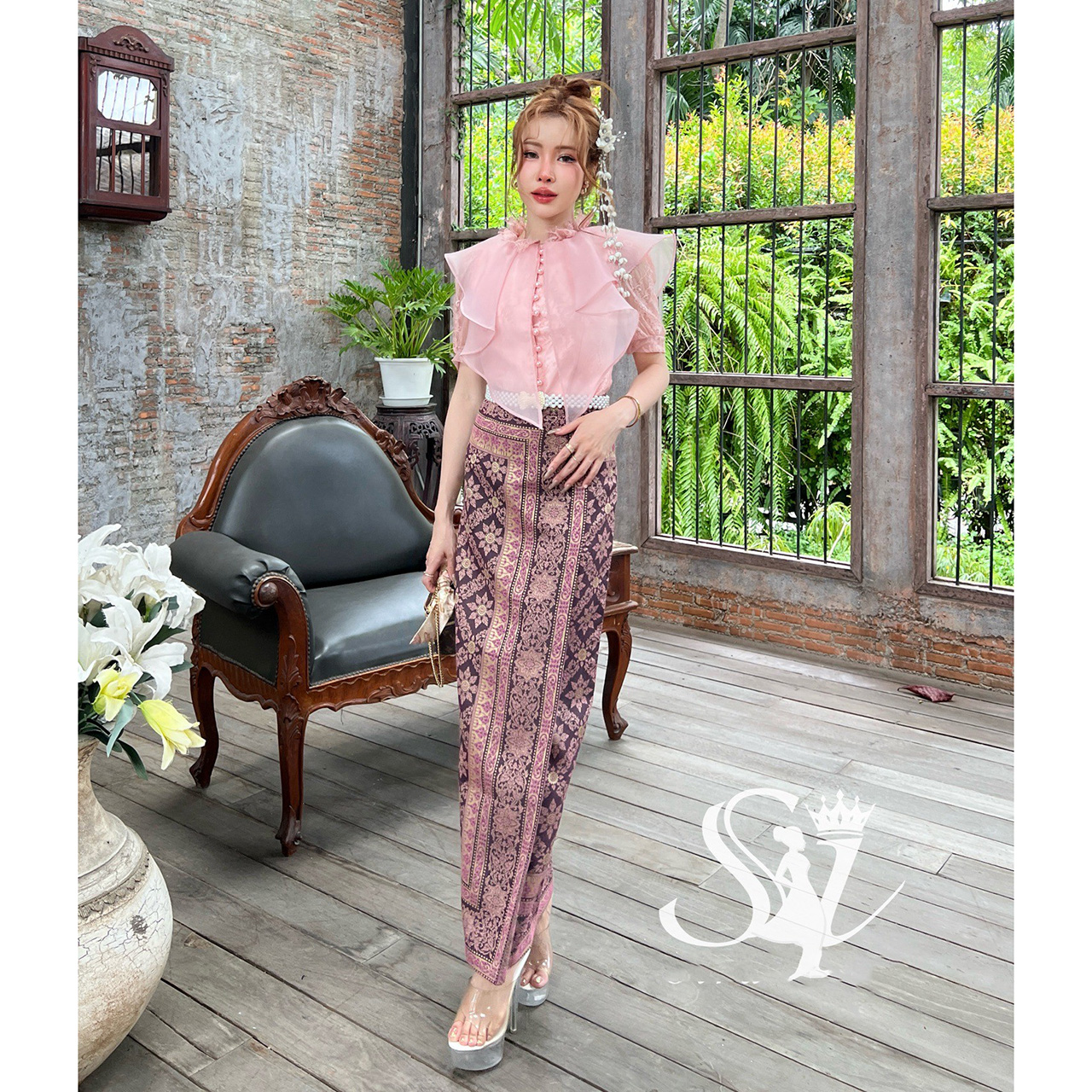 kudapy ชุดเซ็ท ลูกไม้แขนต๊กตา แต่งระบายทรงระย้า กระดุมมุกหรูหรา มีซับในสอง 2 ชั้น ผ้าถุงสำเร็จรูป ผ้าฝ้ายทอลายบุพเพ มีซิปหลัง