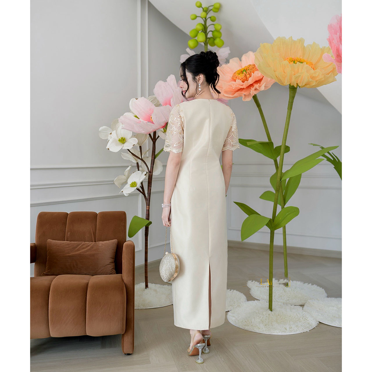 kudapy เดรสผ้าไหมอัดกาวทั้งชุด งานทรงตรงสวยเรียบหรู ด้านหลังกระโปรงผ่า แต่งลูกไม้แต่งเลื่อมช่วงแขนและตกแต่งดอกไม้ประดับช่วงเอว