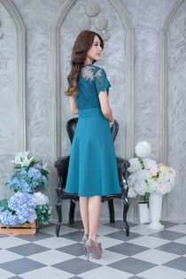 kudapy เดรสสั้นคอหยักตัววีสีเขียวอมฟ้า/สีม่วง คอวีแขนสั้น เสื้อลูกไม้ ดีไซน์แบบสวยดูแพง เป็นการออกแบบผสมผสานผ้าลูกไม้ปักเงาเล่นเชิงผ้าช่วงคอและชายแขนเสื้อ ด้านหน้าแต่งกระดุมเล็กๆ