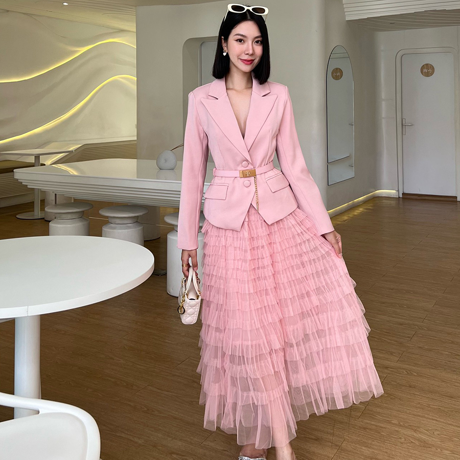 kudapy set Blazer+Skirt +เข็มขัด สีน้ำตาล, ดำ, ชมพู, กรม เสื้อสูทกระเป๋าจริง มีฟองน้ำเสริมไหล่บางๆ ทรงสวย มีซับในทั้งตัว แขนแต่งกระดุมเม็ดเล็ก เพื่อให้ดูดี มาพร้อมกับกระโปรงทูทู่