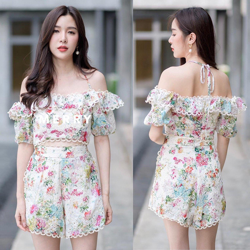 kudapy ชุดเชทเสื้อเปิดไหล่สีขาวครีม ช่วงแขนแต่งแขนตุ้กตา แต่งระบายรอบตัว