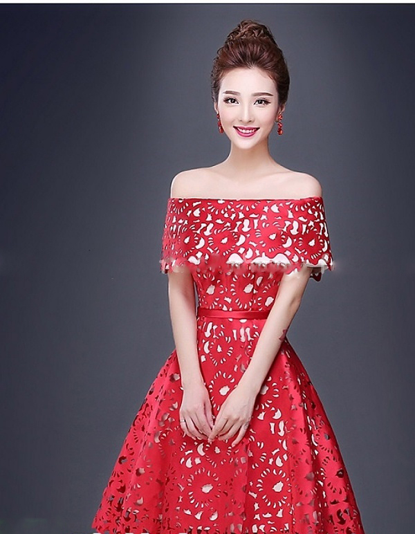 ชุดไปงานแต่งงาน ชุดไปงานแต่งสีแดง ผ้าไหมซาตินเปิดไหล่ลายฉลุทำยาก สุดๆ