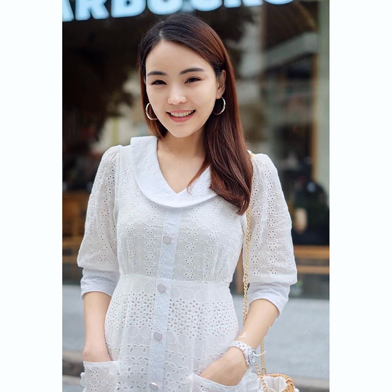 kudapy เดรสยาวสีขาว ลูกไม้คอตตอนปักฉลุ คอบัววี แขน 3 สวน แต่งกระเป๋าใหญ่