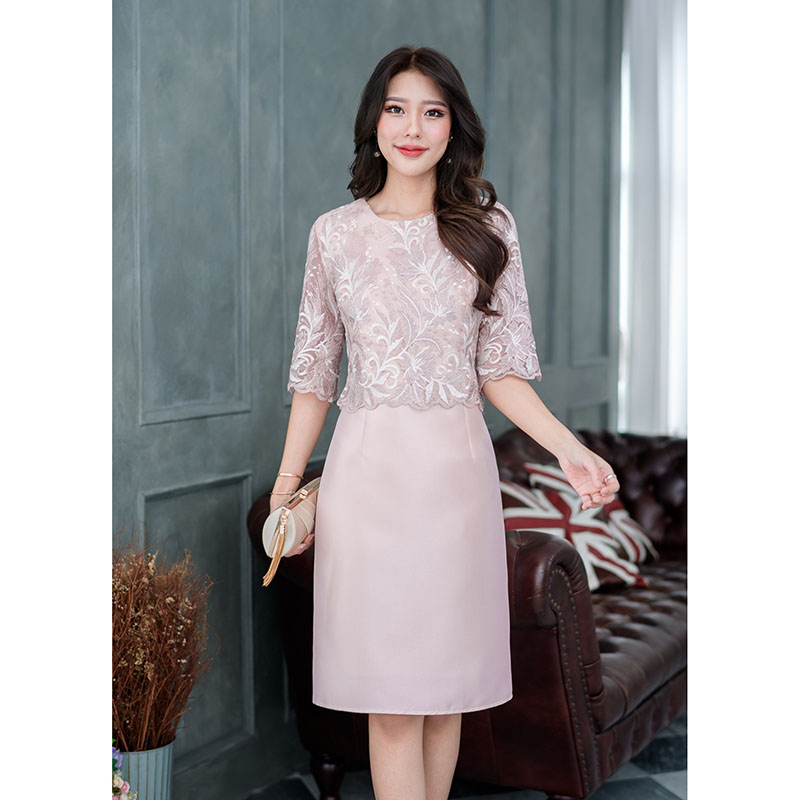 kudapy เดรสสั้นสสีชมพูนุ้ด/สีฟ้า/สีแดง ผ้าไหมลูกไม้ปักลายทูโทน งานดีไซน์เย็บคลุมด้วยเสื้อลูกไม้แขนศอก