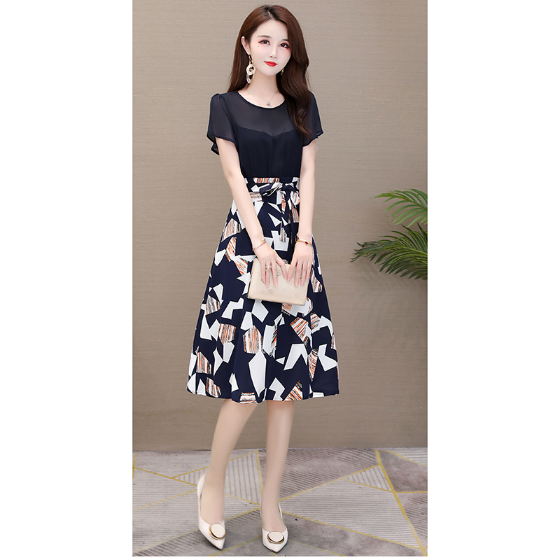 kudapy เดรสสีกรมท่า ชุดเดรสใส่ทำงาน ตัวเสื้อผ้าชีฟองสีกรมท่า เย็บต่อกับกระโปรงผ้าชีฟองพิมพ์ลายตามแบบ