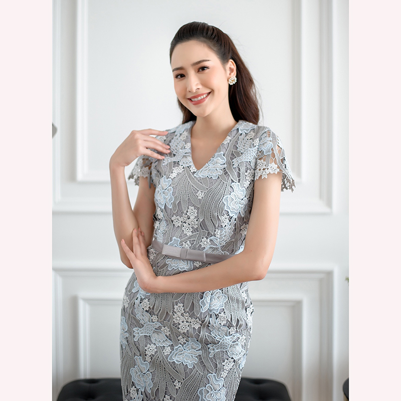 kudapy เดรสสั้นสีเทา ผ้าลูกไม้ทอ ลายนก คอวี แขนสั้น ชุดเข้ารูปทรงสอบ มาพร้อมเข็มขัดโบว์