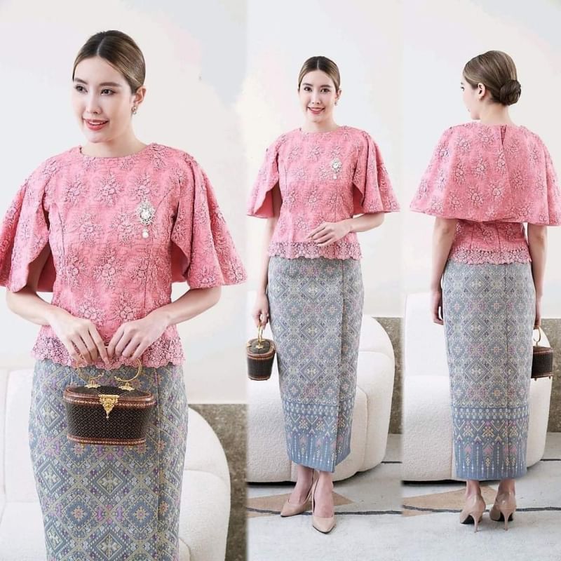 kudapy เซ็ตเสื้อลูกไม้ใยบวบสีชมพูแต่งระบายแขน + ผ้าถุงทอลายสีเทาฟ้า งานทอลายอย่างดี เก็บทรงสวยตามแบบค่ะ