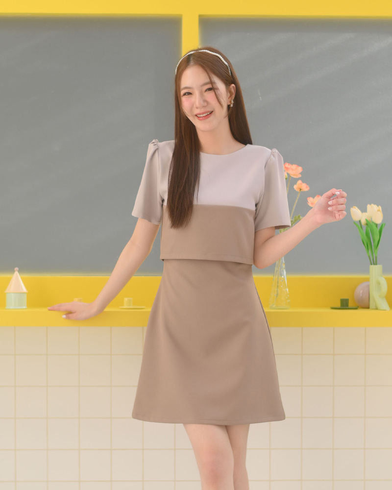 kudapy เดรสทรงเอแขนสั้นคอกลม ตัดต่อเล่นสีบ่าและแขน คู่สีทูโทนน่ารักมาก รูดไหล่ยกพองเบาๆเพิ่มความคิวท์