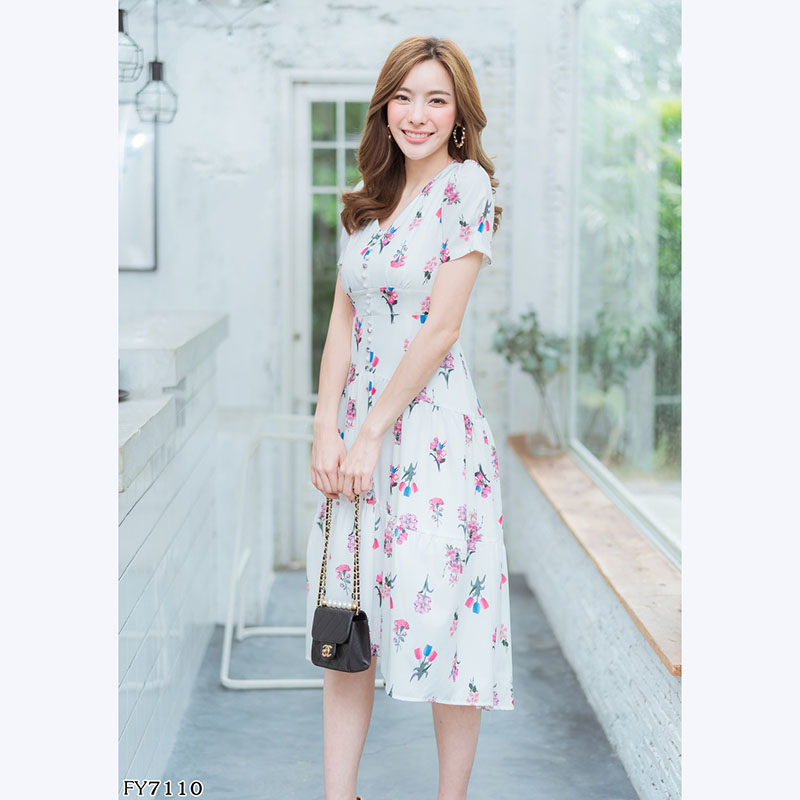 kudapy เดรสยาวสีชมพู,ขาว แต่งกระดุมลายดอกสวยดูดี