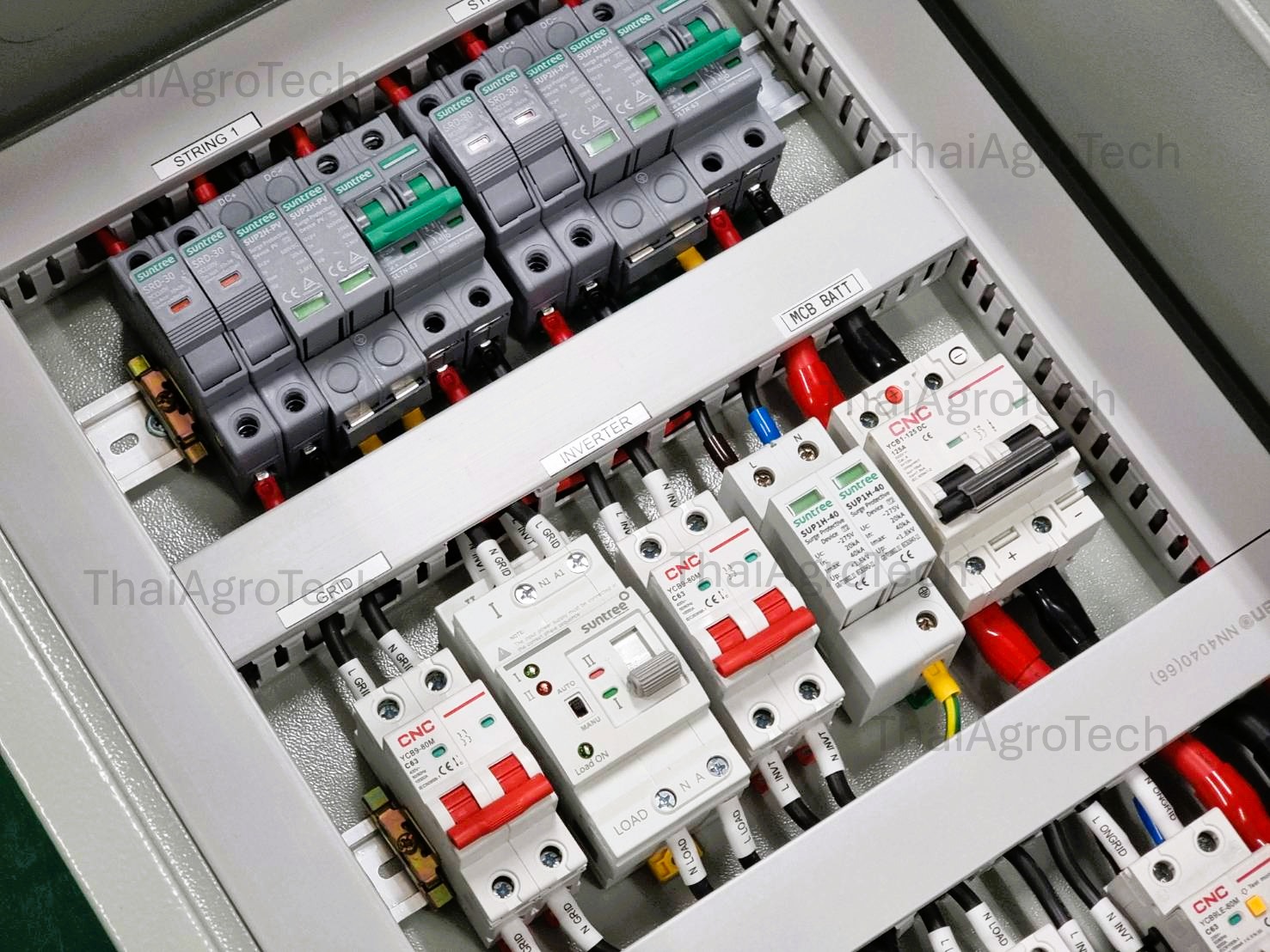 AC-DC Hybrid On/Off-Grid Combiner Box DC 2string 550V (SUNTREE), AC MCB 2P (CNC/CHINT) 1Ph, MCB BATT 500V 125A (CNC), SQ8T-63/2P ATS 2P 63A DIN Dual Power Conversion Switch Suntree ตู้คอมบายเนอร์แบบไฮบริดออนออฟกริด 2 สตริง พร้อม สวิตซ์สลับแหล่งจ่ายไฟ อัตโ