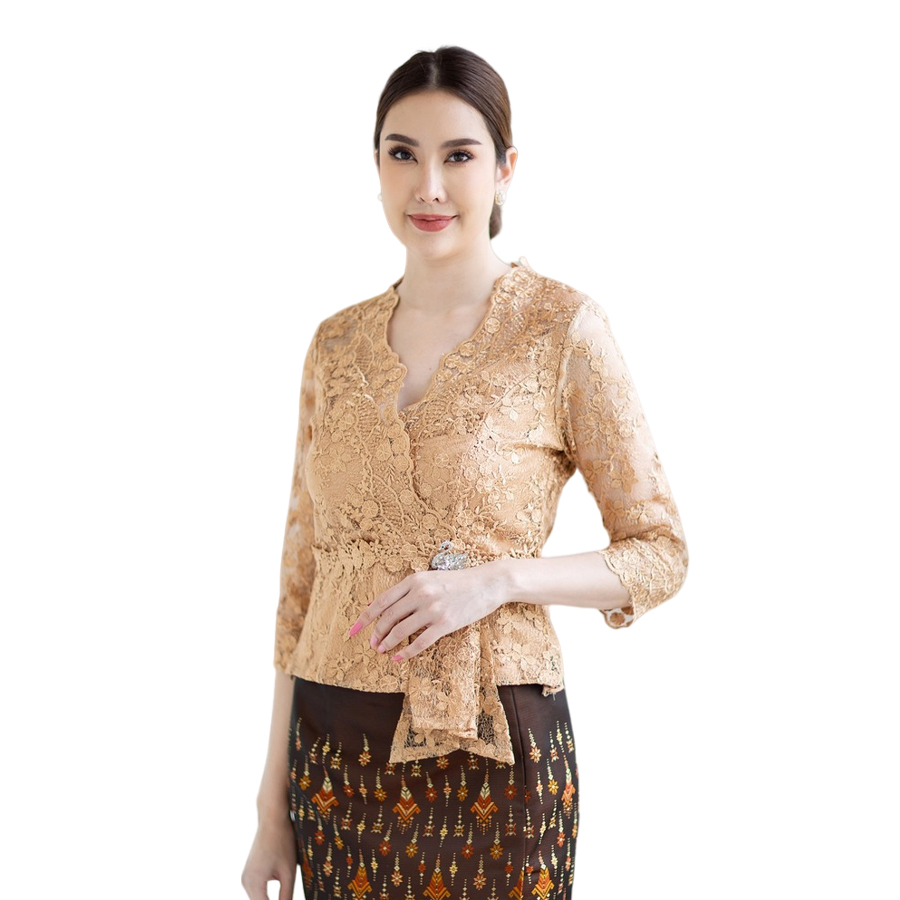 kudapy (เฉพาะเสื้อ) เสื้อลูกไม้สีทอง สีขาว สีชมพู คอวีแขนสามส่วน แต่งโบว์ที่เอว มีซับใน ซิบหลัง ผ้าลูกไม้ฝรั่งเศษอย่างดี (ไม่รวมเข็มกลัดในภาพนะคะ)