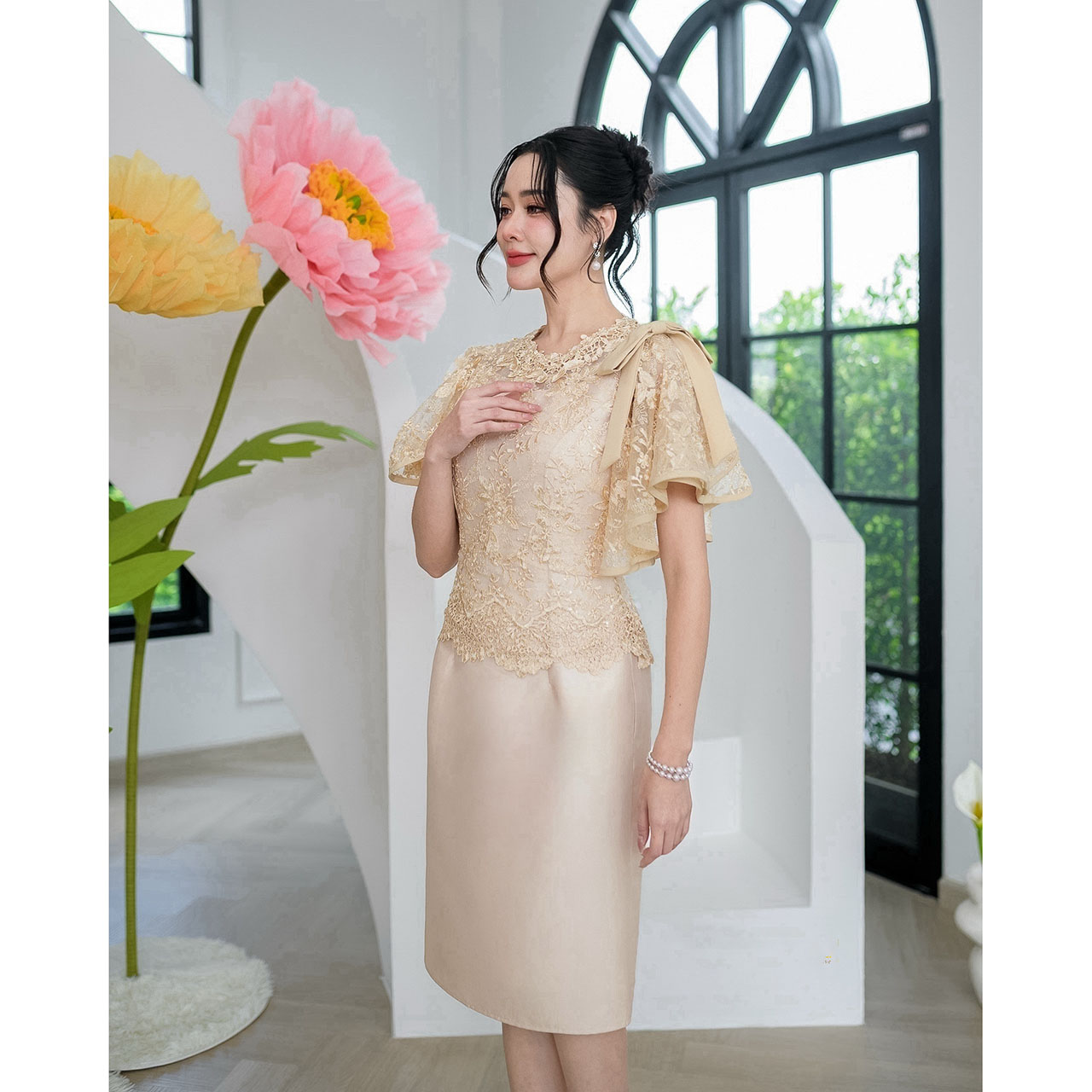 kudapy เดรสผ้าไหมลูกไม้ปักลายผ้าลูกไม้แต่งเลื่อมทั้งผืน ดีไซน์เก๋แขนซ้อนระบายกุ้นปลายแขน ช่วงไหล่มีการแต่งโบว์