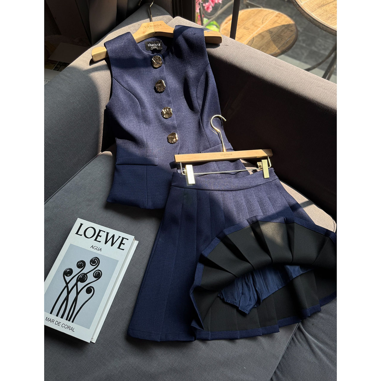 kudapy set เสื้อแขนกุด แต่งกระดุมสีทองเม็ดใหญ่ด้านหน้า(กระดุมทองเย็บติด ด้านใน มาพร้อมกับกระโปรงแต่งจีบ