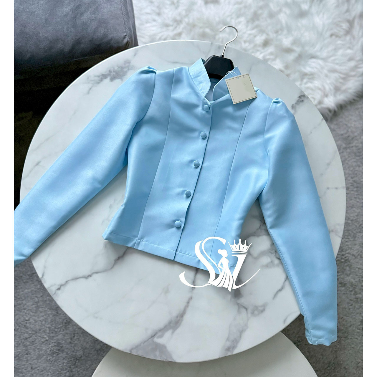 kudapy เสื้อจิตรลดาสีฟ้าละมุน ดีเทลแขนยาว คอจีน กระดุมหน้า งานผ้าไหมอิตลลี่ ผ้าถุงสำเร็จรูป ซิปหลัง เกรดพรีเมี่ยมอัดกาว เนื้อผ้าไหมแพรทิพย์