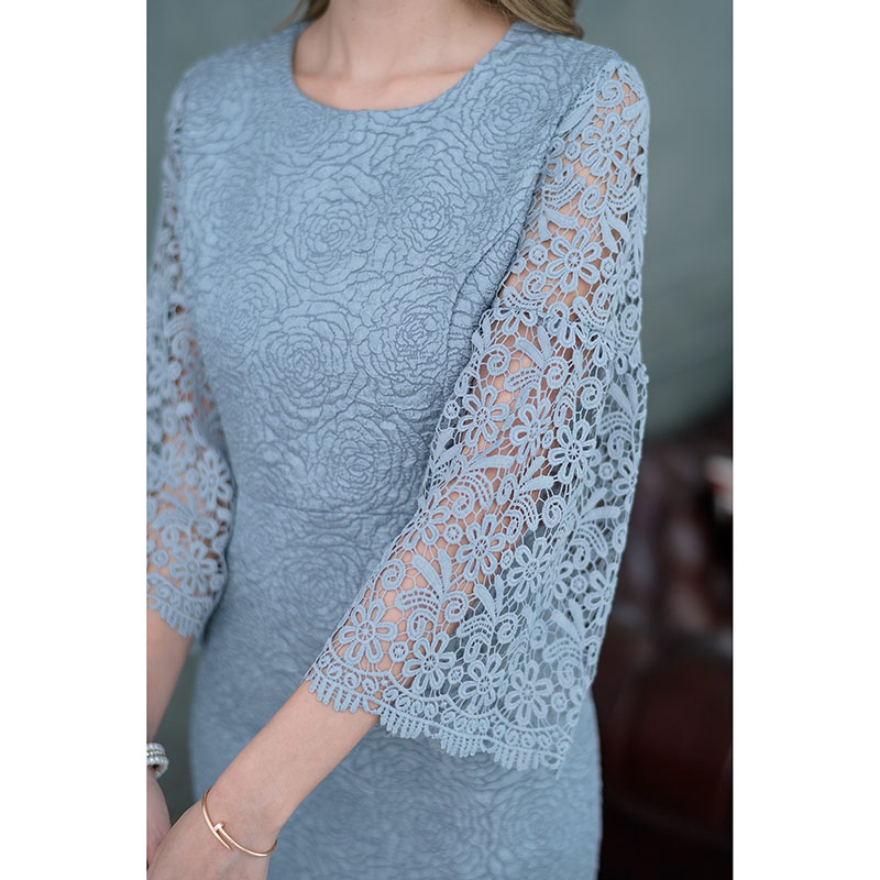 kudapy เดรสสั้นสีชมพูกลีบบัว/สีฟ้าอมเทา/สีดำผ้า jacquard เนื้อนิ่มลายกุหลาบสามมิติ ช่วงแขนต่อด้วยผ้าลูกไม้เป็นแขนทรงต่อระบายสองเลเยอร์