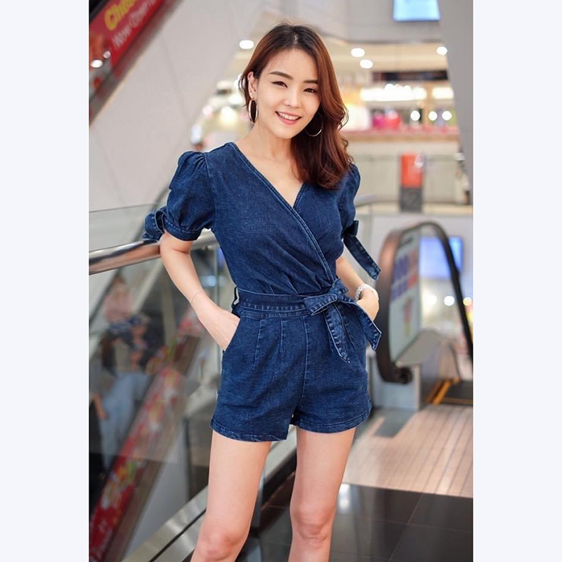 kudapy จั้มสูทยีนส์ทรงน่ารักปาดหน้าไขว้หลัง แขนพองๆ ผูกโบว์หวานๆ งานติดซิปข้าง ผ้ายืดหยุ่นใส่สบาย