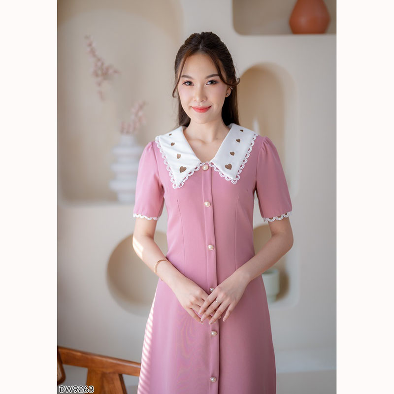 kudapy เดรสสั้นสีฟ้า/สีดำ/สีชมพู ทรงเข้ารูป ปกคอบัวปกลายหัวใจสุดคิ้วท์ แต่งกระดุม งานมีซิปด้านหลัง