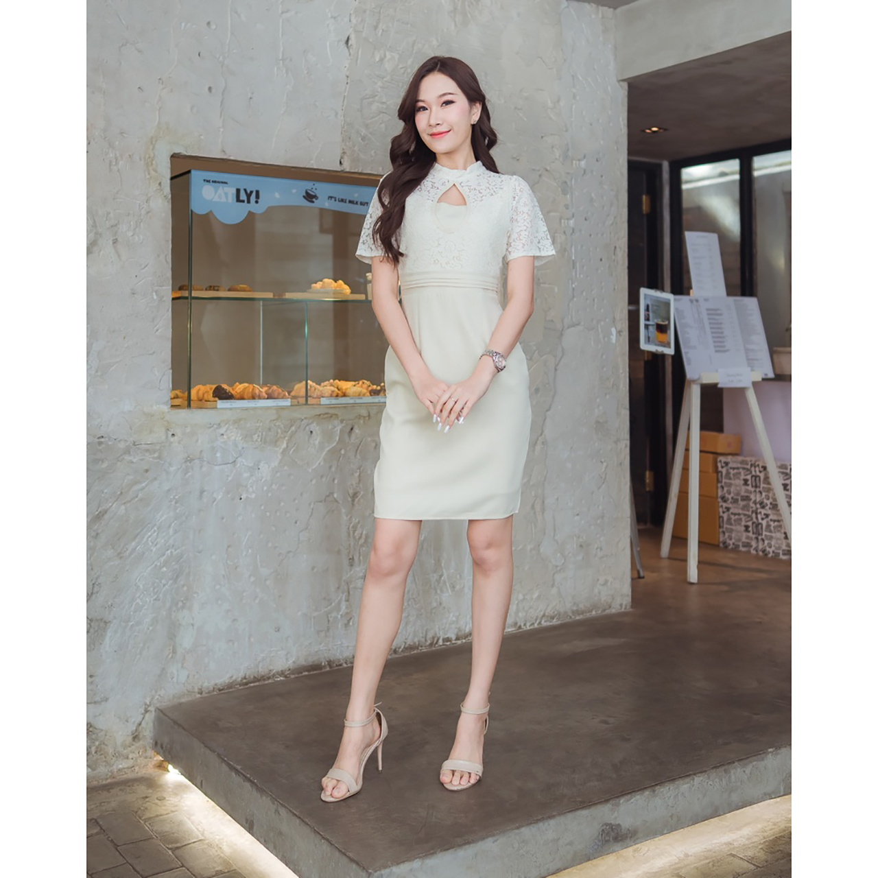 kudapy เดรสสั้นสีฟ้า สีครีม สีชมพู เว้าช่วงอก คอกลมแต่งผ้าระบายลายดอก ทรงสวย เป็นงานซิปหลัง