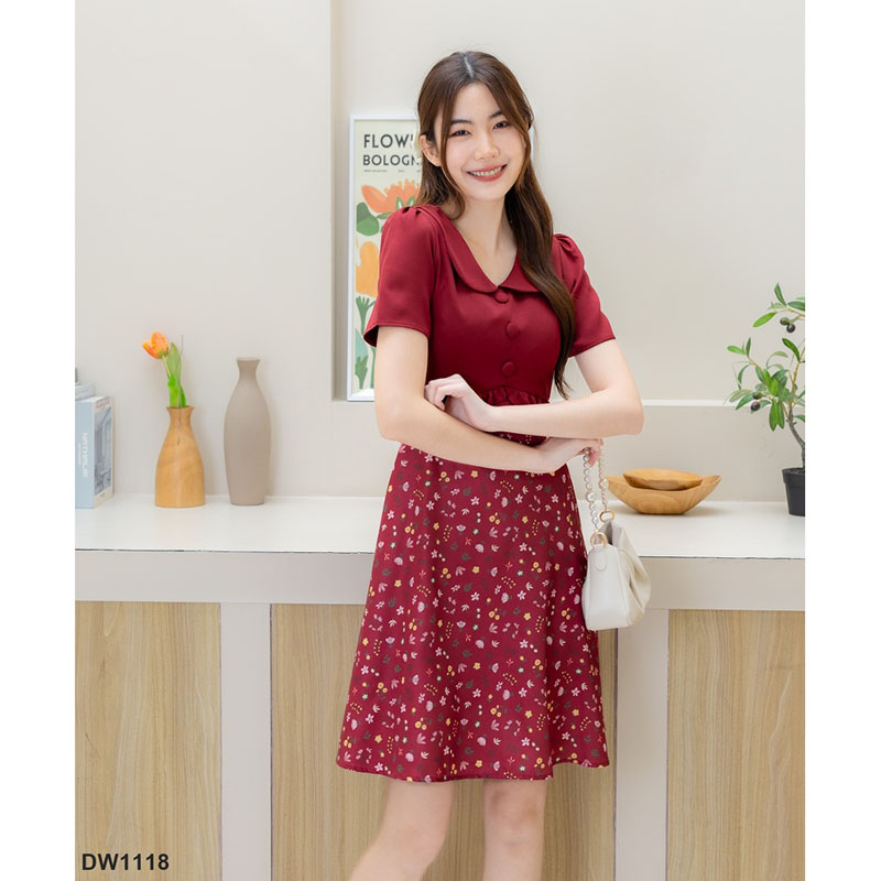 kudapy เดรสสั้นสีน้ำตาล/สีชมพู/สีแดง เสื้อสีพื้นแต่งชายเสื้อระบายกระดุม 3 ชิ้น