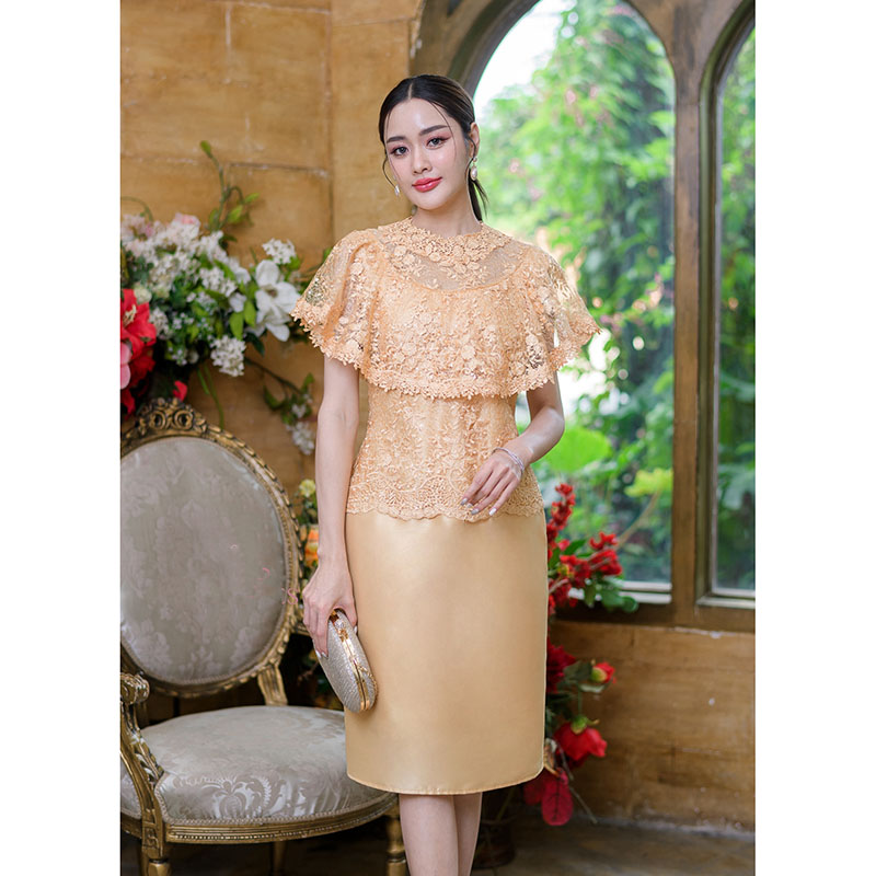 kudapy เดรสสั้นสีเหลืองทอง/สีเทา ผ้าลูกไม้เงาผสมผ้าไหม ด้านบนเป็นงานผ้าลูกไม้คลุมไหล่ระบายแต่งรอบคอด้วยลูกไม้สวยหรู กระโปรงเป็นงานผ้าไหมญี่ปุ่น