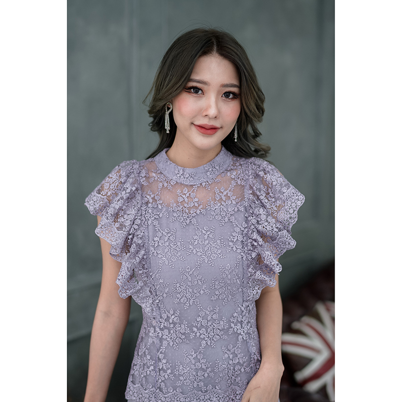 kudapy เดรสสั้นสีเทา/สีชมพู งานลุกไม้ปักผ้าเงา ปักลายแน่น ดีไซน์ช่วงแขนเป็นปีกผีเสื้อคลุมไหล่พอดี