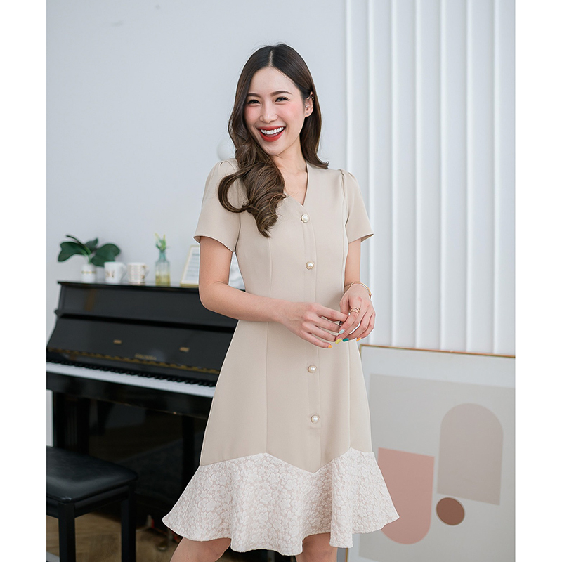 kudapy เดรสสีครีม/สีชมพู ผ้าพื้นตัดต่อชายระบาย ดีเทลไม่มากไป ไม่น้อยไป แต่งกระดุมมุก ตีเกล็ดทรงสวย ใส่แล้วดูเพรียวมีเอว