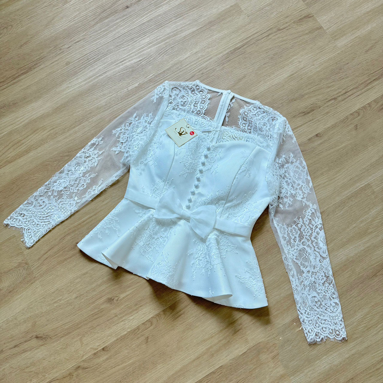 kudapy ชุดเซ็ทเสื้อลูกไม้คอวีแขนยาว ชายระบาย แต่งกระดุมหน้า ติดโบว์ มีซับใน เย็บซ่อนตะเข็บอย่างดี มีซิปซ่อนหลัง ผ้าถุงสำเร็จรูปทรงหางปลา อัดกาว ซิปหลัง