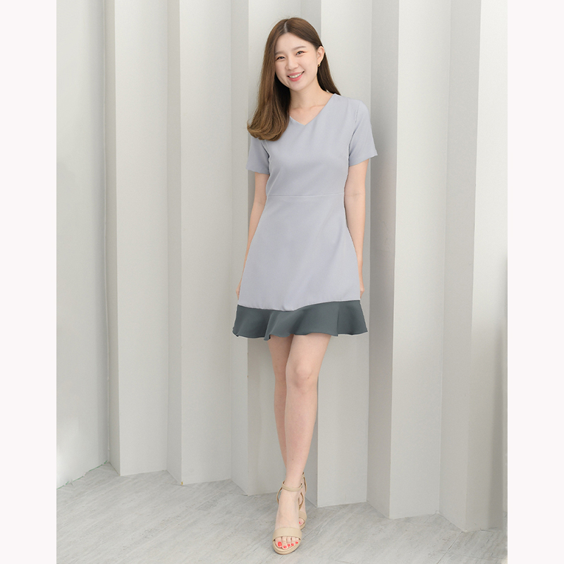 kudapy เดรสสั้นสีชมพูเข้ม/สีเทาฟ้า คอแหลมแต่งระบายชาย จัดแมทช์คู่สีโดนๆ ทรงสวยเข้ารูป งานเย็บกลับซับใน