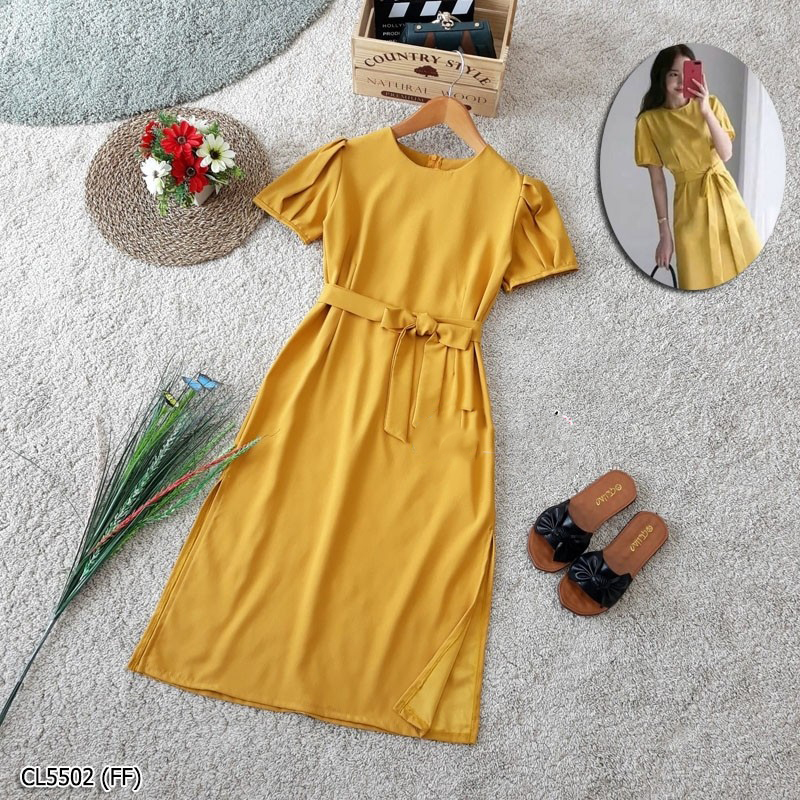 kudapy เดรสยาวสีเหลือง/สีแดง/สีกรม/สีชมพู คอกลมแขนพองๆ พร้อมสายผูกโบว์ที่เอว เข้ารูปได้ตามเชฟเลย ตีเกล็ดหน้า-หลัง มีซิปซ่อนหลังยาว