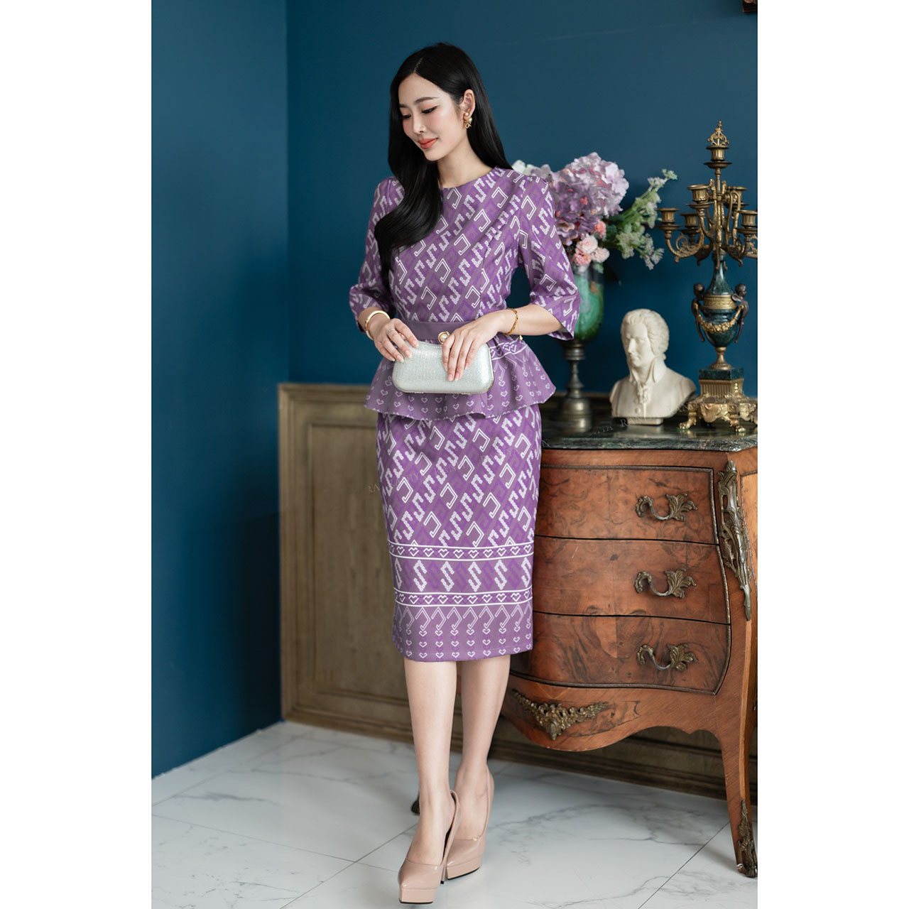 kudapy Set 2 ชิ้น ผ้าโพลีเอสเตอร์แบบทอ งานพิมพ์ลาย ตัวเสื้อคอกลม จับจีบช่วงเอวช่วยอำพรางหุ่น วกระโปรงผ่าหลังเล็กน้อย