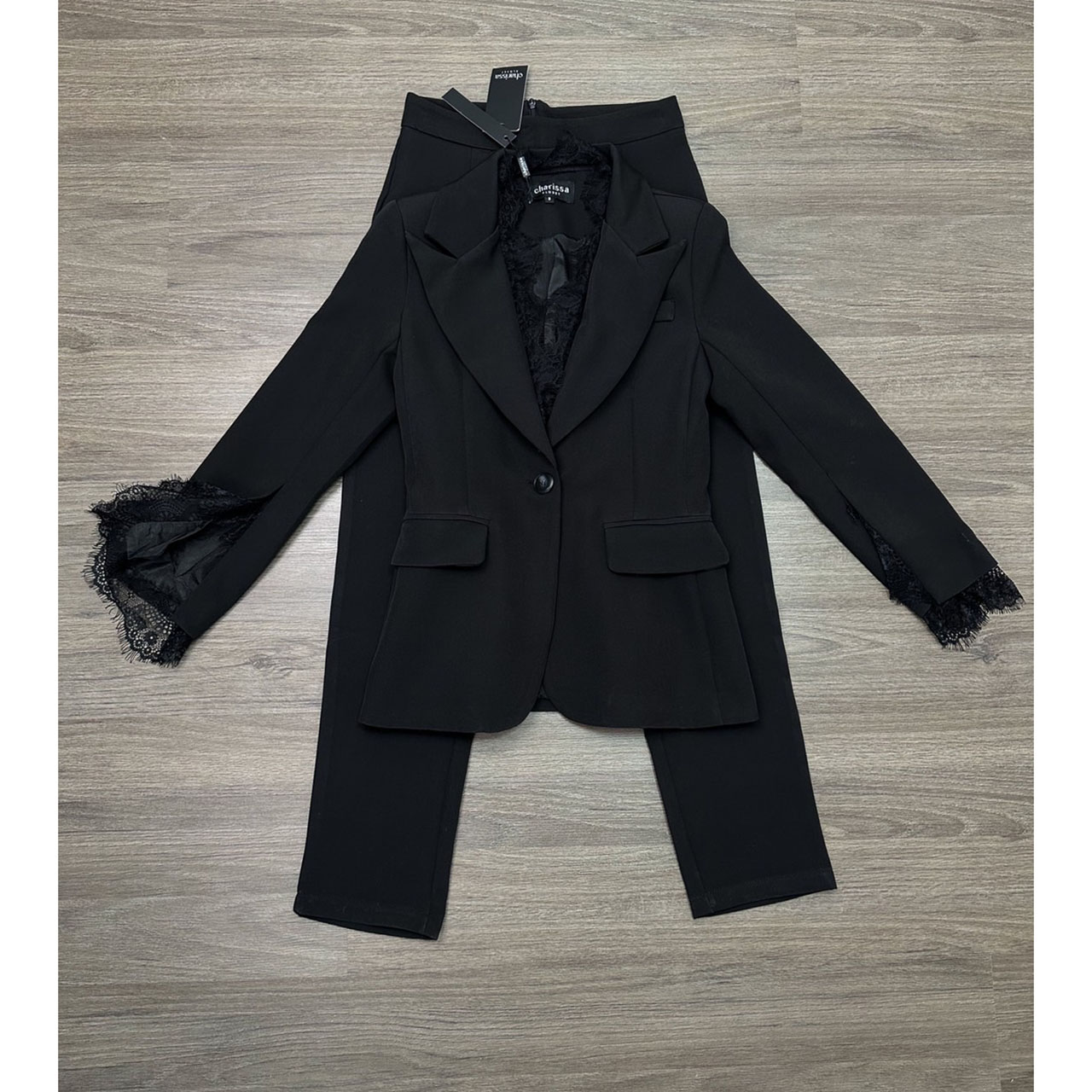 kudapy ชุดเซ็ทเสื้อ+กางเกง เสื้อสูทแต่งลูกไม้ที่คอปกเสื้อ เพิ่มความเกร๋ที่ปลายแขนเสื้อผ่าแขนลูกคัตติ้ง กางเกงทรงกระบอกเล็ก ซิปหลัง