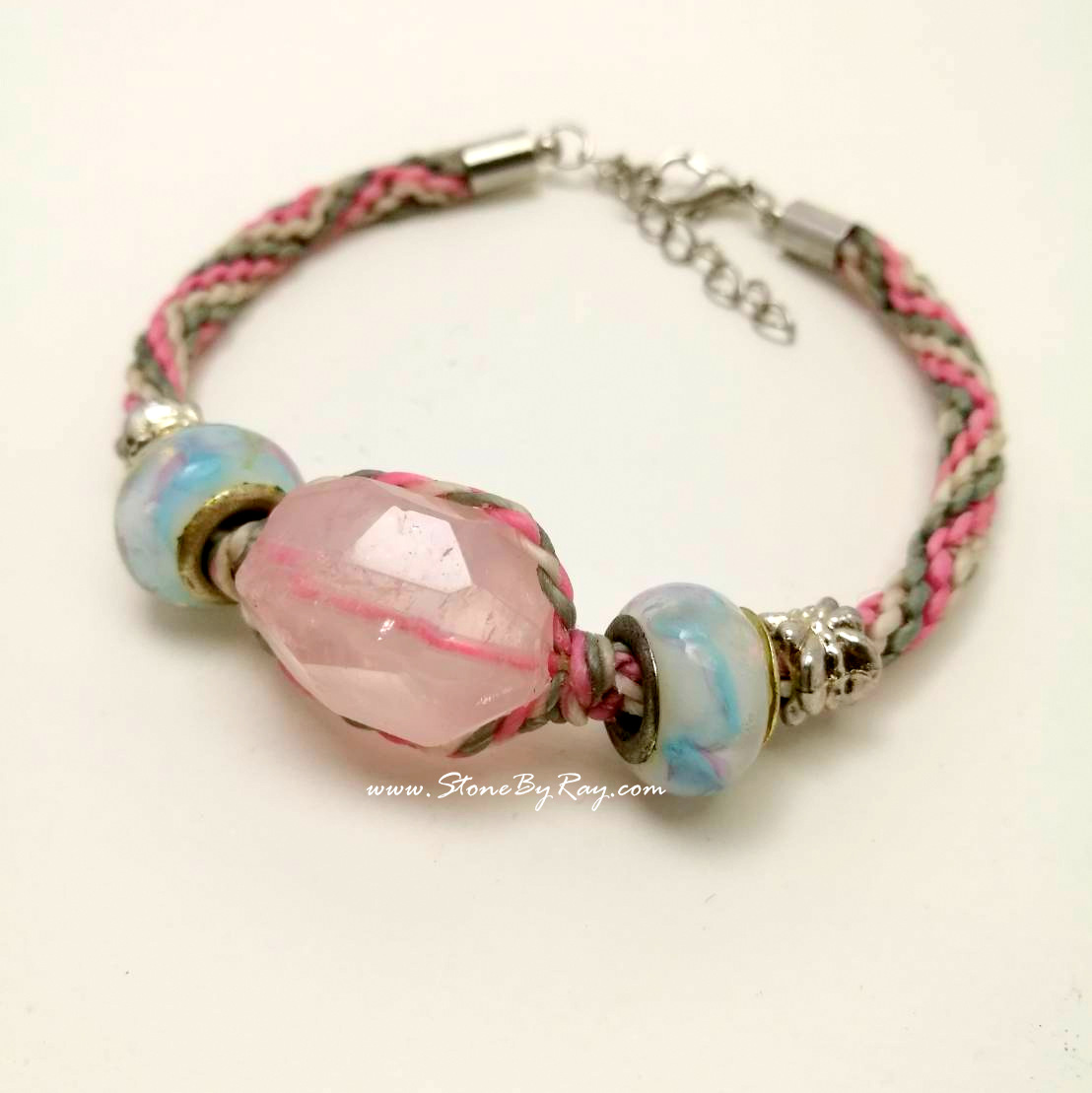 สร้อยข้อมือเชือกถักกับหินโรสควอตซ์ (Rose quartz)