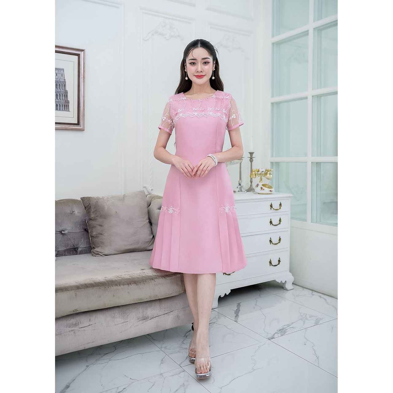 kudapy เดรสสั้น ผ้าไหมกระโปรงทวิสลูกไม้ปัก กระโปรงเป็นทรงเอ ด้านข้างทำเป็นจีบทวิสทั้งสองข้าง แต่งลูกไม้ดอกไม้ทูโทนประดับทั้งสองด้าน