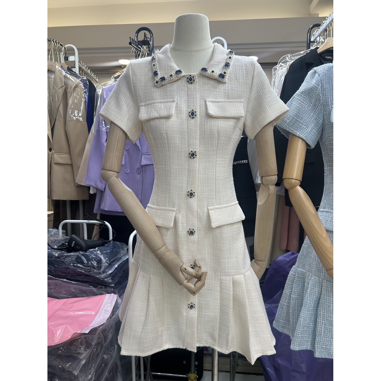 kudapy เดรสแขนสั้นผ้าพรีเมียมทวิต คอปกแต่งด้วย ลูกปัดคริสตัลและมุก กระดุมด้านหน้าแบบ เพชรคริสตัล (กระดุมตกแต่ง) เดรสเป็นซิปด้านหลังทำให้ใส่ได้ง่าย