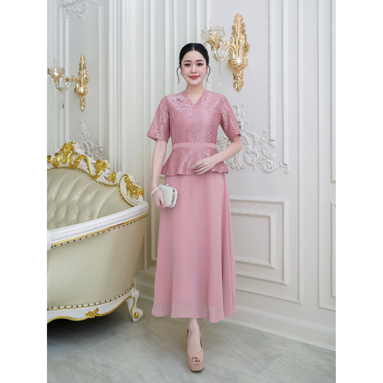 kudapy เดรสยาวทรงสวยสุภาพ ด้านบนเป็นผ้าลูกไม้ลายกุหลาบอัดกาวสวยมากแถมมีแต่งกลิตเตอร์ แต่งดอกไม้ช่วงไหล่