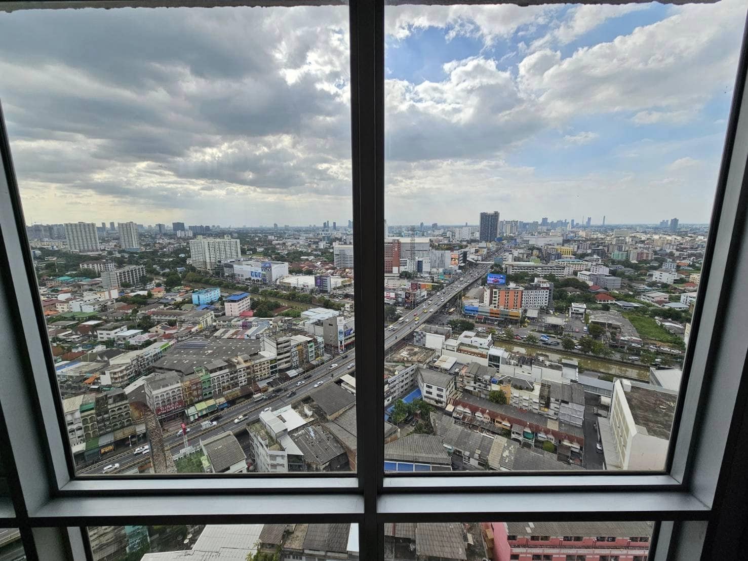 สนใจชมห้องติดต่อได้เลย Line ID: Smile-easy ปล่อยเช่าคอนโด Aspire Ngamwongwan (แอสไพร์ งามวงศ์วาน) - 1ห้องนอน 1ห้องน้ำ 1ห้องนั่งเล่น - ใกล้ เดอะมอลล์งามวงศวาน - ขนาดห้อง 30 ตรม. ชั้น 28