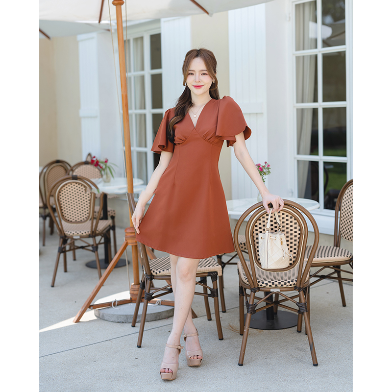 kudapy เดรสสั้นสีส้มอิฐ/สีฟ้าคราม เปรี้ยวอมหวานลุคสาวขี้เล่น ตัวเสื้อเป็นคอวีจับจีบเดรปที่อก ต่อลงมาเป็นกระโปรงทรงเอบานเล็กๆ